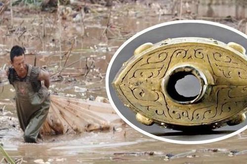 Anh nông dân đào được 'vật thể lạ' màu vàng nặng hơn 20kg ở dưới ao rồi đem giấu: Vài ngày sau cảnh sát và chuyên gia tới nhà, suýt bị truy cứu vì phạm trọng tội