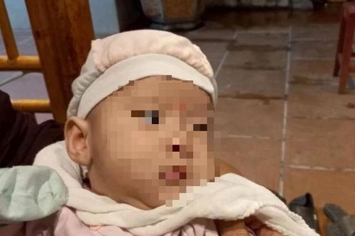 Xót xa bé gái 3 tháng tuổi bị bỏ rơi trước cổng chùa trong đêm nhờ người nuôi giúp