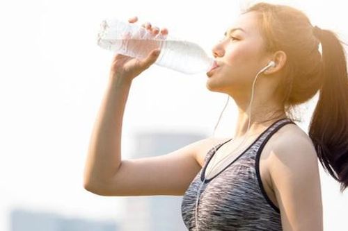 Lời khuyên uống nước cho người chạy bộ trong mùa nắng nóng