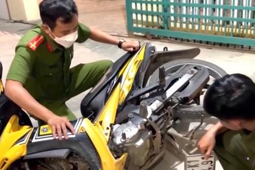 Bắt quả tang hai đối tượng đang 'giao dịch' ma túy, thu giữ chiếc xe máy không rõ nguồn gốc