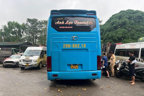 Tìm nhân chứng vụ tai nạn giao thông giữa ô tô khách và xe máy khiến một phụ nữ tử vong