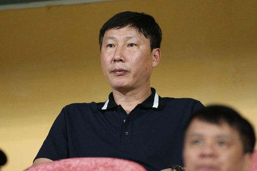 Tân HLV tuyển Việt Nam chăm chú xem trận V-League đầu tiên