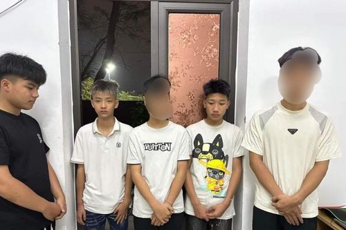 Nhóm choai choai liều lĩnh dùng dao bầu cướp... đôi dép