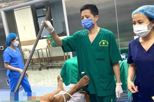 Cứu người đàn ông bị xà beng đâm xuyên thành bụng