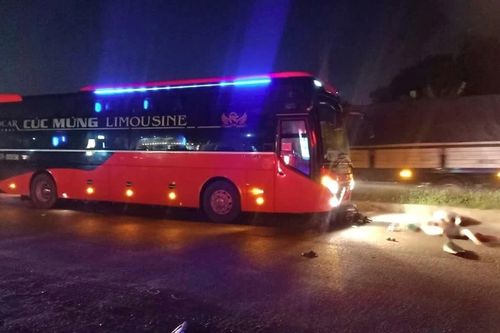 Tai nạn nghiêm trọng giữa ôtô khách và xe máy làm 3 người tử vong