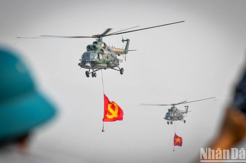 Trực thăng mang cờ Đảng, cờ Tổ quốc rợp trời Điện Biên ngày Tổng duyệt