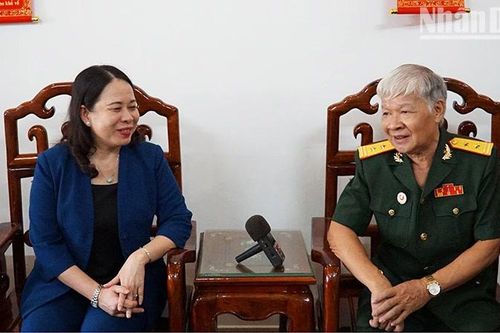Quyền Chủ tịch nước Võ Thị Ánh Xuân thăm Mẹ Việt Nam Anh hùng và cựu chiến binh tại Kon Tum