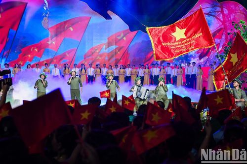 Khoảnh khắc ấn tượng trong chương trình 'Dưới lá cờ quyết thắng' tại điểm cầu Điện Biên