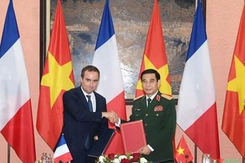 Bộ trưởng Bộ Quốc phòng Phan Văn Giang hội đàm với Bộ trưởng Bộ Quân đội Pháp