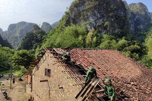 Bộ đội Biên phòng tỉnh Cao Bằng giúp nhân dân khắc phục hậu quả giông lốc