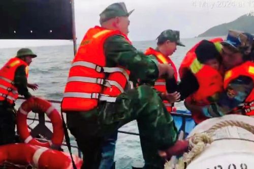 Kịp thời cứu các phương tiện đánh bắt hải sản gặp nạn trên biển