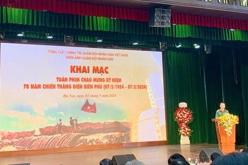 Sinh viên nô nức rủ nhau đến xem tuần lễ Phim Điện Biên Phủ