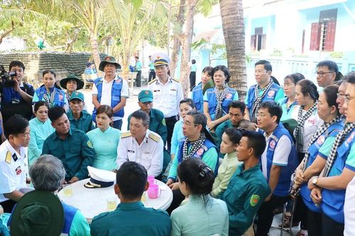 Ân tình sâu nặng gửi Trường Sa