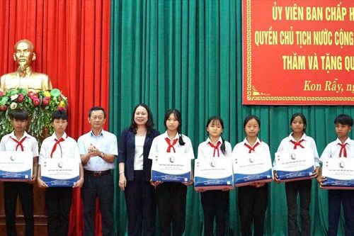 Quyền Chủ tịch nước Võ Thị Ánh Xuân tặng quà cho học sinh nghèo, gia đình chính sách ở Kon Tum