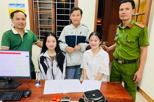Nhặt túi xách chứa vàng, học sinh Quảng Trị đến công an nhờ trả người mất