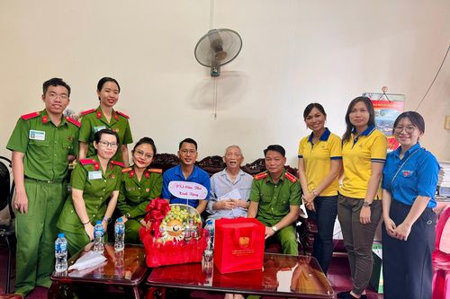 Thăm hỏi, tri ân chứng nhân lịch sử tham gia Chiến dịch Điện Biên Phủ hào hùng