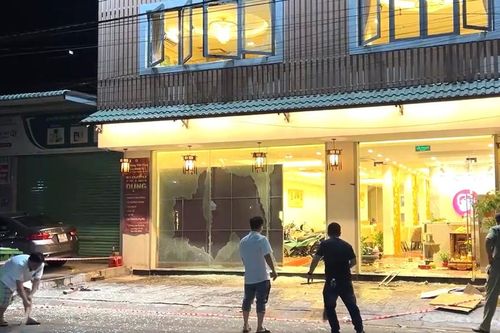 Hình ảnh nhà hàng bị nhóm người nghi nước ngoài phá tan; Tin mới vụ nổ lò hơi làm 6 người chết