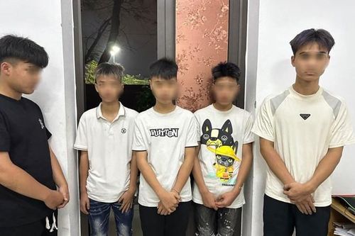 Tạm giữ hình sự nhóm đối tượng dùng dao cướp đôi dép 'xịn' của học sinh