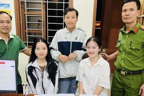 Ba học sinh trao lại tiền, vàng cho người bỏ quên ở công viên