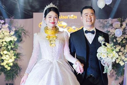 Cô dâu đeo vàng trĩu cổ trong đám cưới tiết lộ chuyện tình yêu bên xứ người