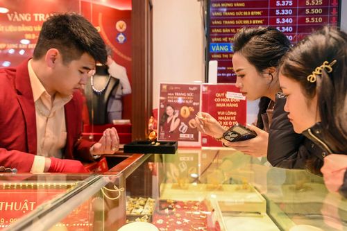 Yêu cầu thanh tra thị trường vàng; kiến nghị không dùng tiền mặt mua, bán vàng