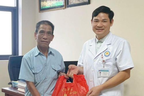 Người đàn ông từng xin đưa con về lo hậu sự, 9 tháng sau mang xôi gà tặng bác sĩ