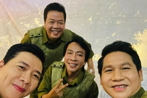 NSND Xuân Bắc và tam ca nhạc đỏ hân hoan khi đang ở Điện Biên