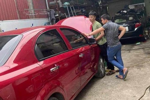 Mùa nắng nóng, nhiều chủ ô tô vất vả tìm nơi bảo dưỡng điều hòa