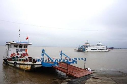 Một phụ nữ nhảy xuống sông định tự tử khi phà đang chạy