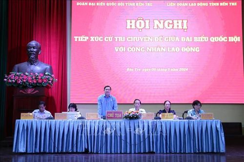 Đại biểu Quốc hội tỉnh Bến Tre lắng nghe cử tri công nhân, lao động