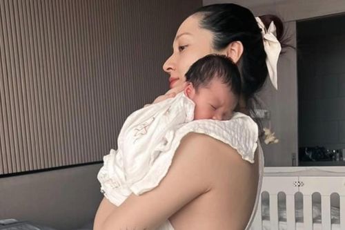 Bảo Anh khoe cận mặt con gái lúc 1 tháng tuổi, tiết lộ tính cách này của nhóc tỳ