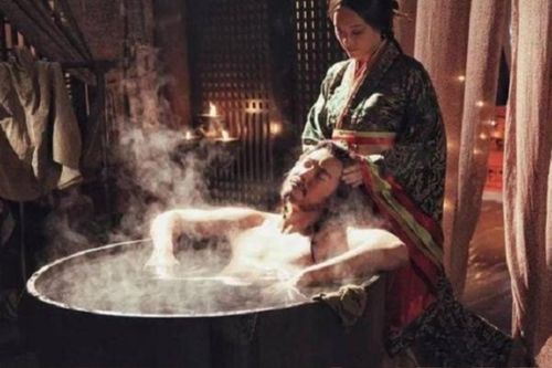 Không phải phi tần hay cung nữ, người sẽ phục vụ Hoàng đế tắm là ai?
