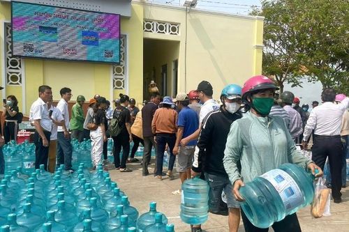 Long An: Chương trình 'Nước ngọt nghĩa tình' đến với bà con huyện Cần Giuộc