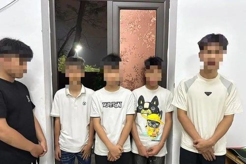 Bi hài nhóm thiếu niên dùng dao bầu cướp đôi dép