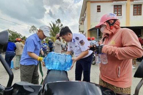 Liên tục cung cấp nước ngọt, cùng người dân vượt qua hạn mặn