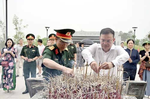 Đoàn đại biểu Giải đua xe đạp 'Về Điện Biên Phủ - 2024, Cúp Báo Quân đội nhân dân' tri ân anh hùng liệt sĩ