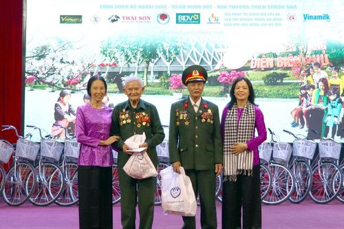 Trao 349 suất quà và học bổng cho con cháu Chiến sĩ Điện Biên và học sinh có hoàn cảnh khó khăn