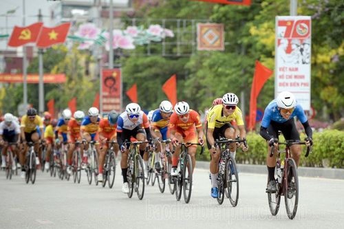Cuộc đua xe đạp 'Về Điện Biên Phủ - 2024': Tranh tài chặng 5 vòng quanh TP. Điện Biên Phủ