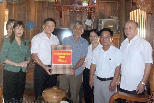 Chủ tịch HĐND tỉnh Lò Văn Phương thăm, tặng quà gia đình liệt sĩ, thân nhân chiến sĩ Điện Biên