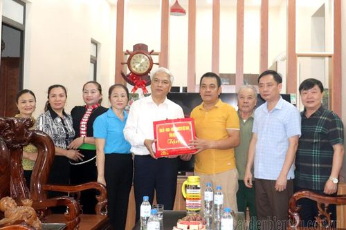 Thăm, tặng quà thân nhân chiến sĩ Điện Biên tại huyện Điện Biên