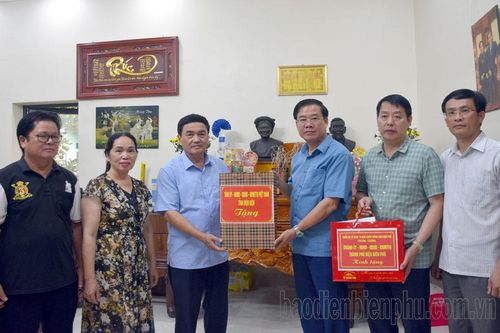 Thăm, tặng quà tri ân gia đình liệt sĩ, chiến sĩ Điện Biên tại TP. Điện Biên Phủ