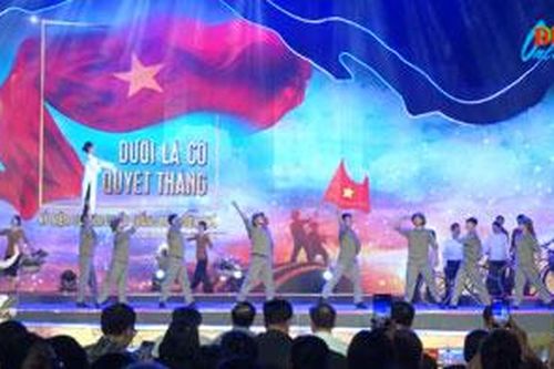 Vinh quang 'Dưới lá cờ Quyết thắng'