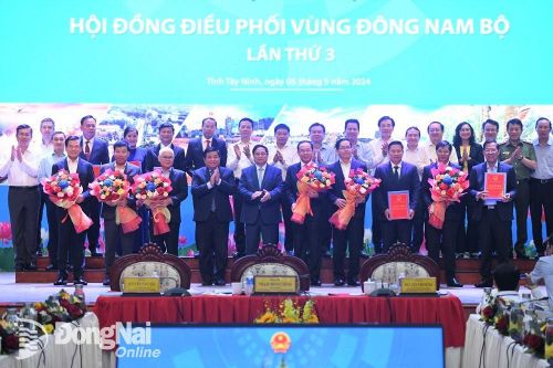 Thủ tướng Chính phủ Phạm Minh Chính trao quyết định quy hoạch vùng cho lãnh đạo các địa phương Vùng Đông Nam Bộ