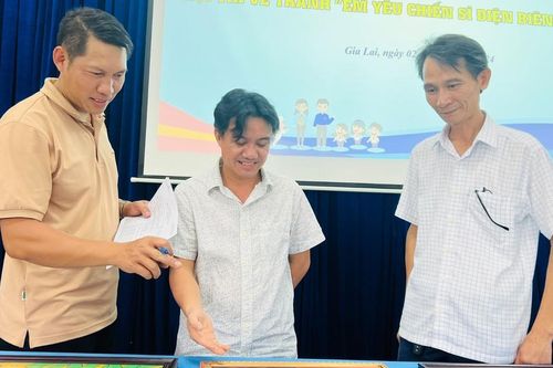 Hiểu lịch sử qua tranh vẽ 'Em yêu chiến sĩ Điện Biên'