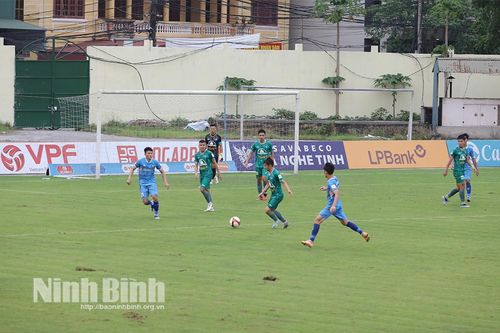Giải bóng đá hạng Nhất quốc gia Gold Star V.League 2: Phù Đổng Ninh Bình chiến thắng trước đội nhất bảng