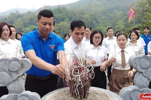 Trường THPT Phù Yên thắp hương tại Đền thờ Đại tướng Võ Nguyên Giáp