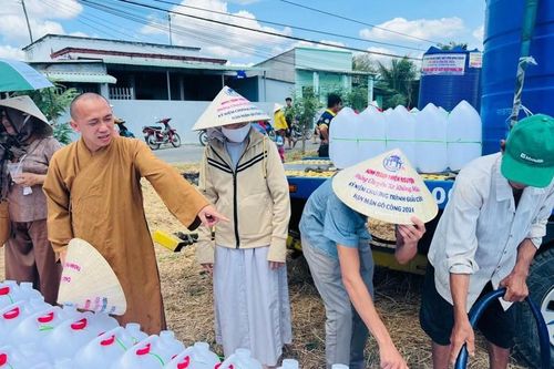 Phân ban Hướng dẫn Thanh thiếu nhi Phật tử tỉnh Bình Phước tặng nước ngọt tại Tiền Giang