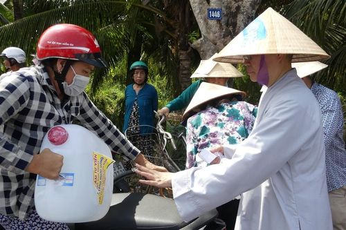 Quan Âm tu viện (Q.Phú Nhuận) tặng nước ngọt đến người dân vùng bị hạn, nhiễm mặn