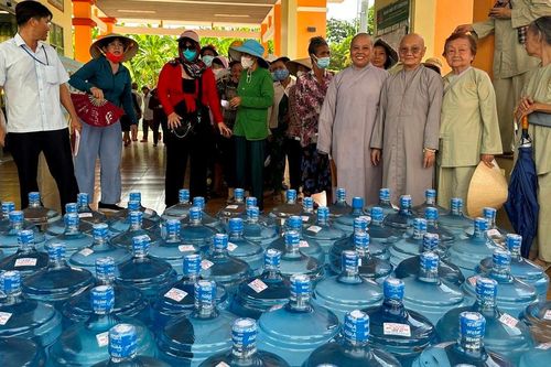 Tổ đình Từ Nghiêm và chùa Vạn Thiện tặng 600 bình nước lọc tại 3 xã thuộc H.Cần Đước