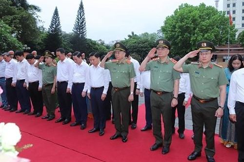 Bộ trưởng Tô Lâm dâng hương tưởng niệm Chủ tịch Hồ Chí Minh và thăm các gia đình có công